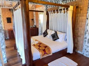 タンガラにあるOHEIのベッドルーム(四柱式ベッド、カーテン付)