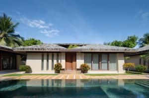 陵水花筑奢-君临海逸别墅的一栋前面有游泳池的房子 更多27张照片