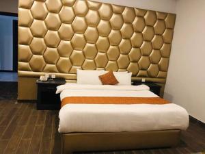 Rúm í herbergi á Rozhok Hotel