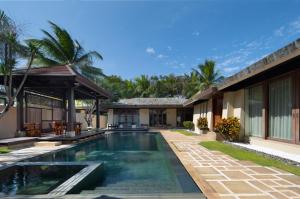 陵水花筑奢-君临海逸别墅的带泳池的别墅外观