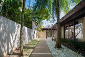 陵水花筑奢-君临海逸别墅的两座棕榈树建筑之间的路径