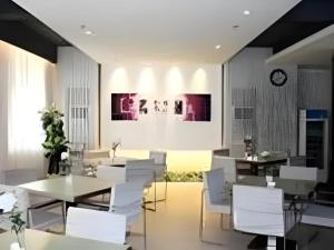 ein Esszimmer mit weißen Tischen und weißen Stühlen in der Unterkunft Jinjiang Inn Tianjin People's Hospital in Tianjin