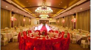 a large banquet hall with red tables and chairs at Yi Yuan Xuan Yu Hotel in Sanya +262 photos
