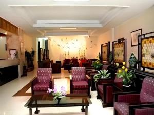 eine Lobby mit Stühlen und ein Wartezimmer in der Unterkunft Nikita Palace in Bukittinggi