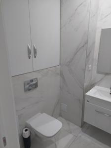 Koupelna v ubytování RezidentialHome + 12 fotografií