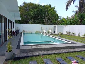 ein Swimmingpool im Hinterhof eines Hauses in der Unterkunft Villa Amber Breeze in Mirissa