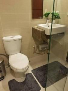 Un baño de BGC Luxe Stay Facing Uptown Mall & Grand Hyatt