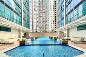 La alberca dentro o cerca de BGC Luxe Stay Facing Uptown Mall & Grand Hyatt 6 fotos más