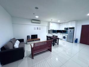 sala de estar con sofá, mesas y cocina en Mercu Summer suites by JK Privy Homes - 2 minutes to KLCC Twin Tower, en Kuala Lumpur