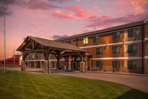 Außenansicht eines Gebäudes mit einem Pavillon in der Unterkunft Comfort Inn & Suites Ogallala in Ogallala