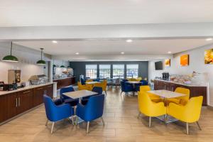 ein Restaurant mit gelben und blauen Stühlen und Tischen in der Unterkunft Comfort Inn & Suites Ogallala in Ogallala