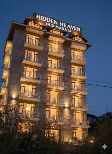um grande edifício com uma placa em cima em Hidden Heaven Old Manali by velvet loft em Manali