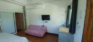 TV a/nebo společenská místnost v ubytování Open Kitchen Chiang Rai