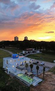 Πισίνα στο ή κοντά στο The Oiia Lakeview with Infinity Pool