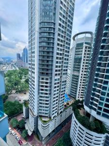 una vista aérea de edificios altos en una ciudad en Mercu Summer suites by JK Privy Homes - 2 minutes to KLCC Twin Tower, en Kuala Lumpur