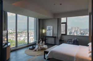 a woman sitting on the floor of a hotel room at Dajiuhua Hotel in Chizhou +232 photos
