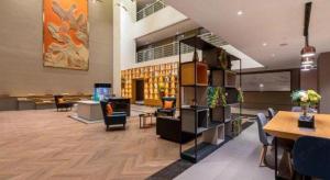 un hall avec des chaises et des tables dans un bâtiment dans l'établissement Lavande Hotel Guangzhou Jingxi Southern Hospital Metro Station, à Canton