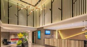 un hall avec un grand organe dans un bâtiment dans l'établissement Lavande Hotel Guangzhou Jingxi Southern Hospital Metro Station, à Canton