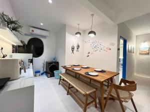 Η κουζίνα ή μικρή κουζίνα στο The Oiia Lakeview with Infinity Pool