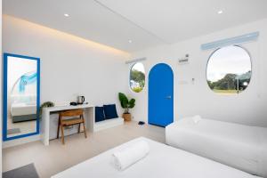 Ένα ή περισσότερα κρεβάτια σε δωμάτιο στο The Oiia Lakeview with Infinity Pool +152 φωτογραφίες