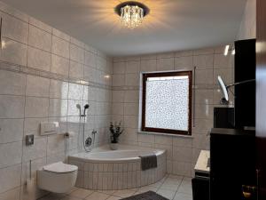 Et badeværelse på Ferienwohnungen Auszeit Taubertal + 30 billeder