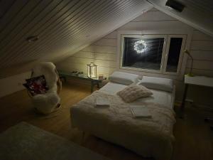 Ένα ή περισσότερα κρεβάτια σε δωμάτιο στο Lakeside, picture window, sauna, WiFi,Silent Shine