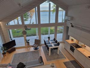 Μια τηλεόραση ή/και κέντρο ψυχαγωγίας στο Lakeside, picture window, sauna, WiFi,Silent Shine