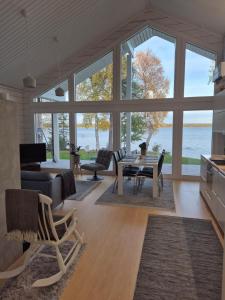 Χώρος καθιστικού στο Lakeside, picture window, sauna, WiFi,Silent Shine