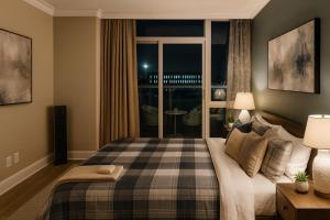 Postel nebo postele na pokoji v ubytování Luxury 2-Bedroom Apartment in Coal Harbour with Stunning City Views