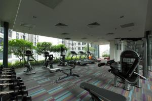 Un gimnasio con filas de máquinas de correr en un edificio. en Mercu Summer suites by JK Privy Homes - 2 minutes to KLCC Twin Tower, en Kuala Lumpur
