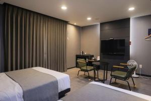 Et tv og/eller underholdning på Yeosu Hotel Zava