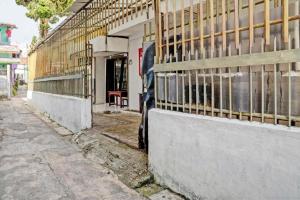 Ein Zaun befindet sich an der Seite eines Gebäudes. in der Unterkunft SPOT ON 93475 Garuda Homestay Syariah in Sukabumi