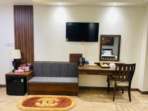 Μια τηλεόραση ή/και κέντρο ψυχαγωγίας στο King Sea Hotel +16 φωτογραφίες