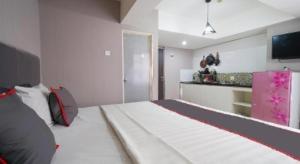 a bedroom with a large bed in a room at OYO 94024 Sentraland karawang By Aswin in Poponcal 2