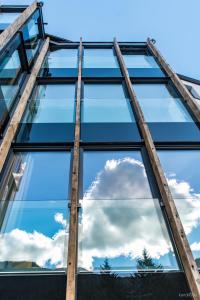 une fenêtre d'un immeuble de bureaux avec un ciel bleu dans l'établissement Hotel Stocker, à St. Valentin auf der Haide