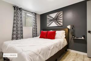 Ένα ή περισσότερα κρεβάτια σε δωμάτιο στο Elegant Downtown SLC Point King Bed 2 Bed 1 Bath