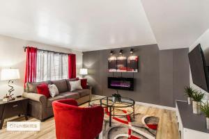 Χώρος καθιστικού στο Elegant Downtown SLC Point King Bed 2 Bed 1 Bath