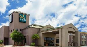 eine Vorderansicht eines Hotels mit einem Schild darauf in der Unterkunft Quality Inn Meridian in Meridian