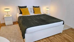 Voodi või voodid majutusasutuse IVY Luxury Residence - Self Check-In 247 - Garden - Near Airport & Băneasa Mall toas