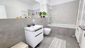 Vannituba majutusasutuses IVY Luxury Residence - Self Check-In 247 - Garden - Near Airport & Băneasa Mall +29 fotot