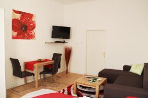 ein Wohnzimmer mit einem Sofa und einem Tisch in der Unterkunft Apartment Inzersdorferstraße in Wien