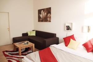 ein Wohnzimmer mit einem Bett und einem Sofa in der Unterkunft Apartment Inzersdorferstraße in Wien