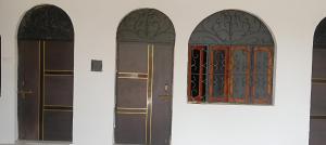 two arched doors in a white wall at Hariom Homestay in Barwa Sāgar
