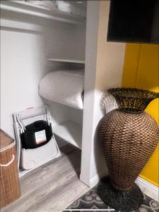 盐湖城Luxury Downtown SLC Retreat, King Bed 2 Bed 1 Bath的玩具房里，衣柜前放着一个花瓶。