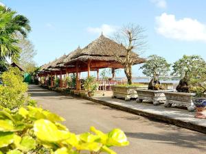 ein Pavillon mit Bänken vor dem Wasser in der Unterkunft My Tra Riverside Hotel in An Bình (1)