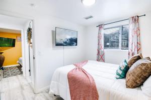 盐湖城Luxury Downtown SLC Retreat, King Bed 2 Bed 1 Bath的一间卧室，有一张白色的床和一扇窗户