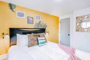 盐湖城Luxury Downtown SLC Retreat, King Bed 2 Bed 1 Bath的卧室设有白色的床和黄色的墙壁 更多35张照片