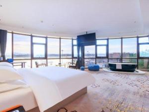 Un pat sau paturi într-o cameră la Li Hao Hotel Beijing Capital Airport and Exhibition Center