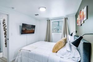 une chambre blanche avec un lit et une fenêtre dans l'établissement Spacious Downtown SLC, Cozy King Bed 2 Bed 1 Bath, à Salt Lake City