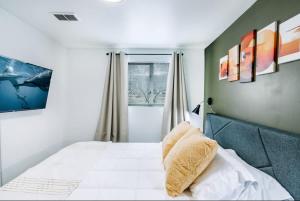 une chambre avec un lit blanc et une fenêtre dans l'établissement Spacious Downtown SLC, Cozy King Bed 2 Bed 1 Bath, à Salt Lake City